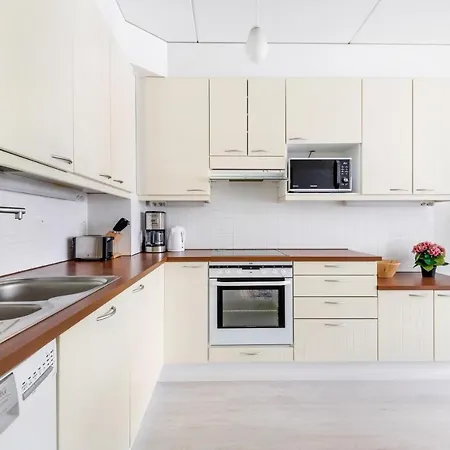 Wehost 1-Bedroom Apartment With Two Work-Stations And A Terrace In Kannelmaeki @Wehost Pelimannintie 3 Huoneisto *