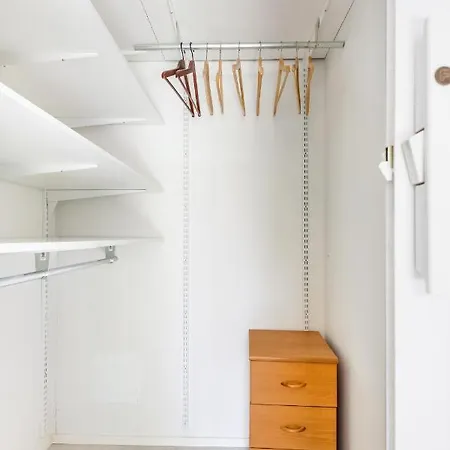 Wehost 1-Bedroom Apartment With Two Work-Stations And A Terrace In Kannelmaeki @Wehost Pelimannintie 3 Huoneisto Helsinki