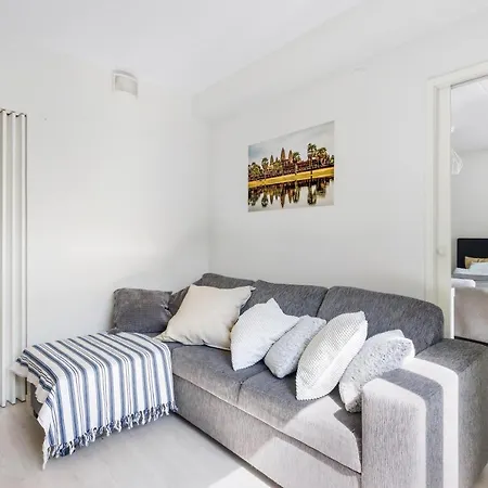 Wehost 1-Bedroom Apartment With Two Work-Stations And A Terrace In Kannelmaeki @Wehost Pelimannintie 3 Huoneisto